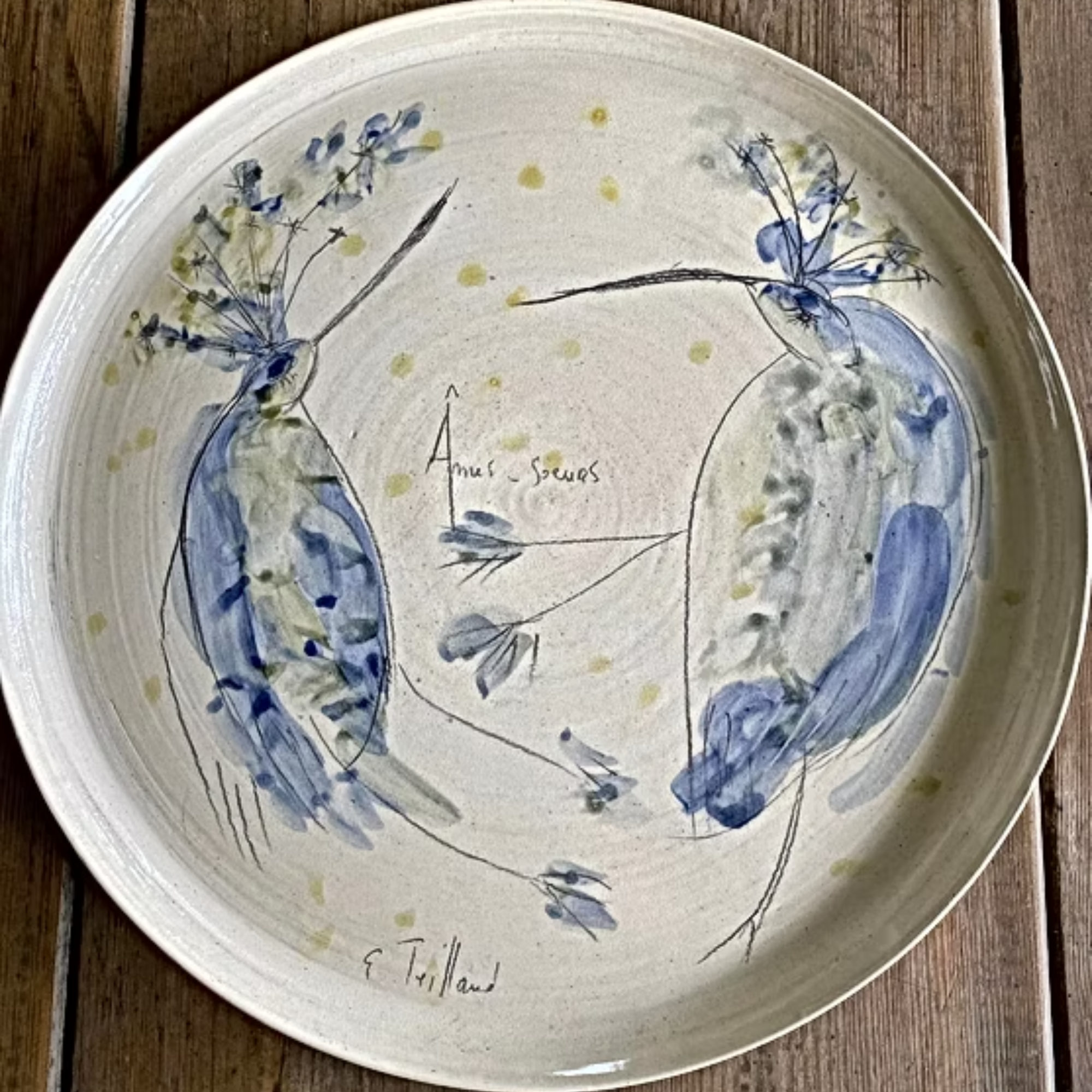 photo d'une assiette réalisée et peinte à la main par l'artiste émilie teillaud