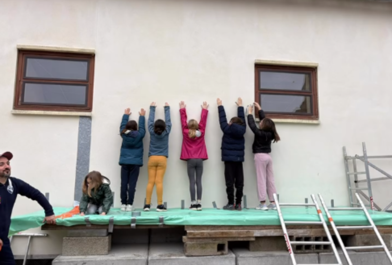 photo des enfants participants à la fresque participative à Civrieux en dombes